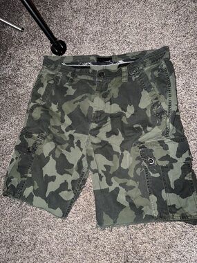Hurley Camouflage Cutoff Cargo Shorts in Men’s size 36